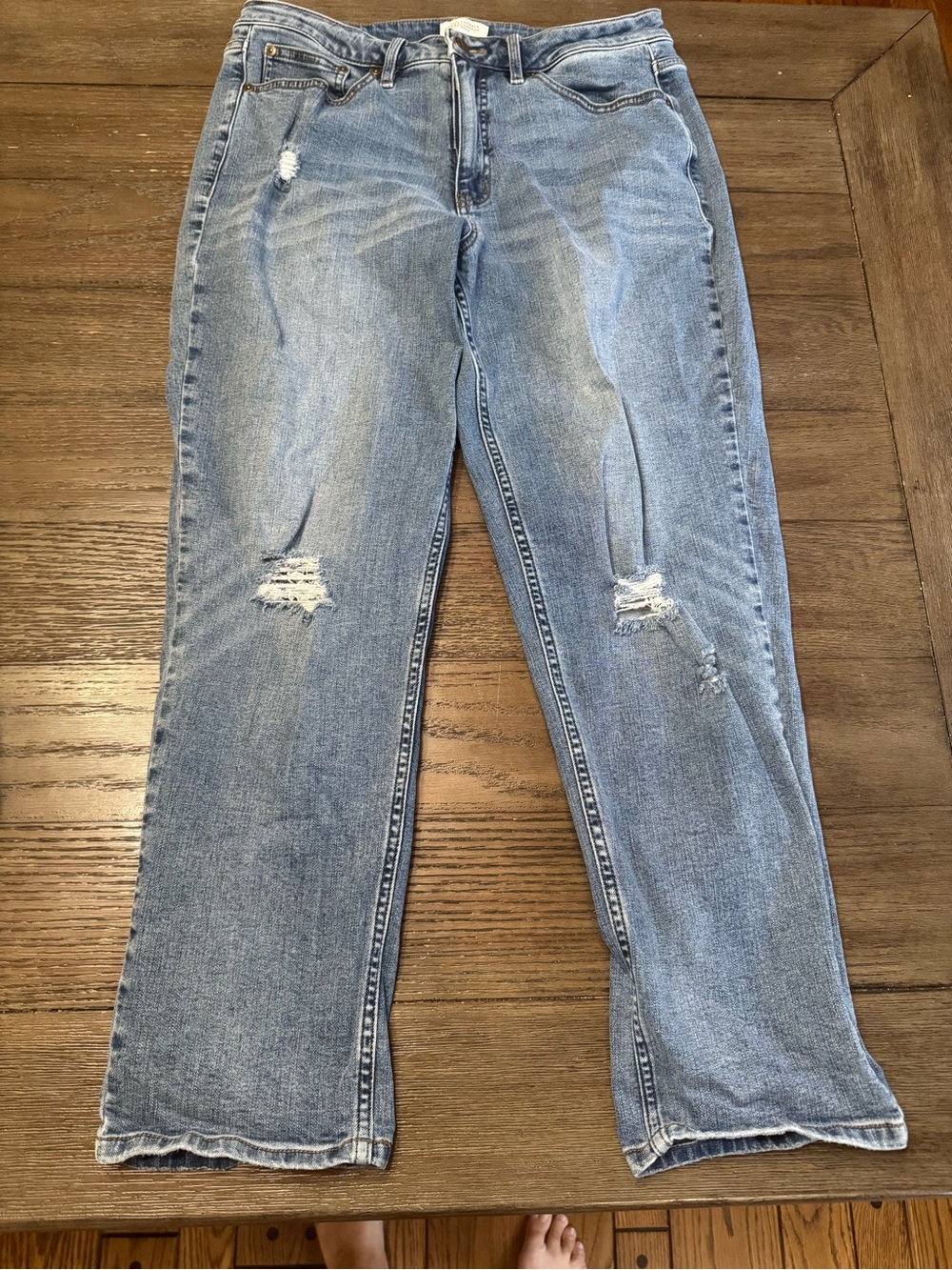 Can dance Cameron Bure Women’s Light Blue Distressed Straight-Leg Jeans